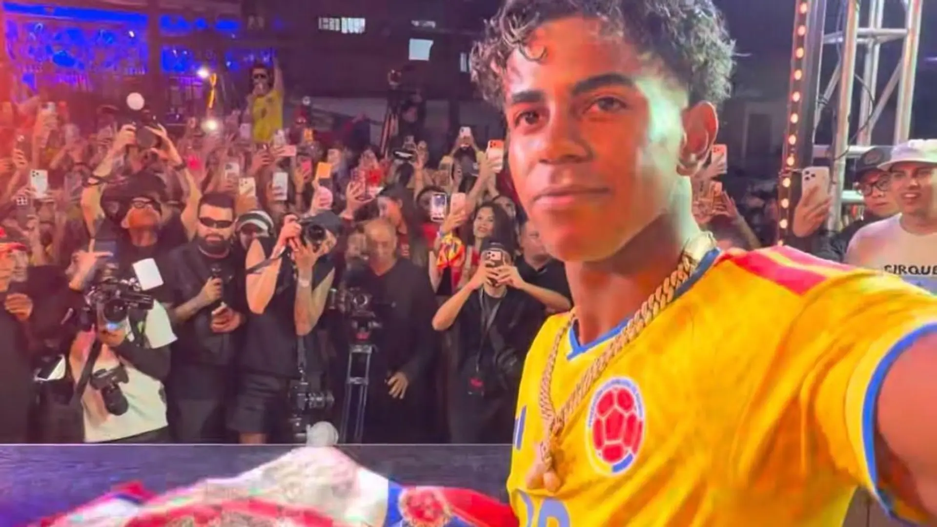 Lamine Yamal revoluciona las redes en sus vacaciones: canta y baila con Ryan Castro vestido con la camiseta de Colombia