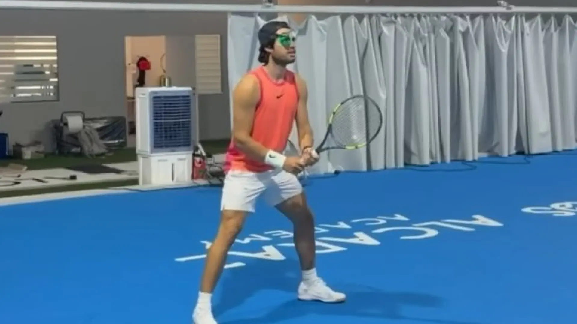 El llamativo nuevo método de entrenamiento de Carlos Alcaraz: con un cono en el ojo derecho