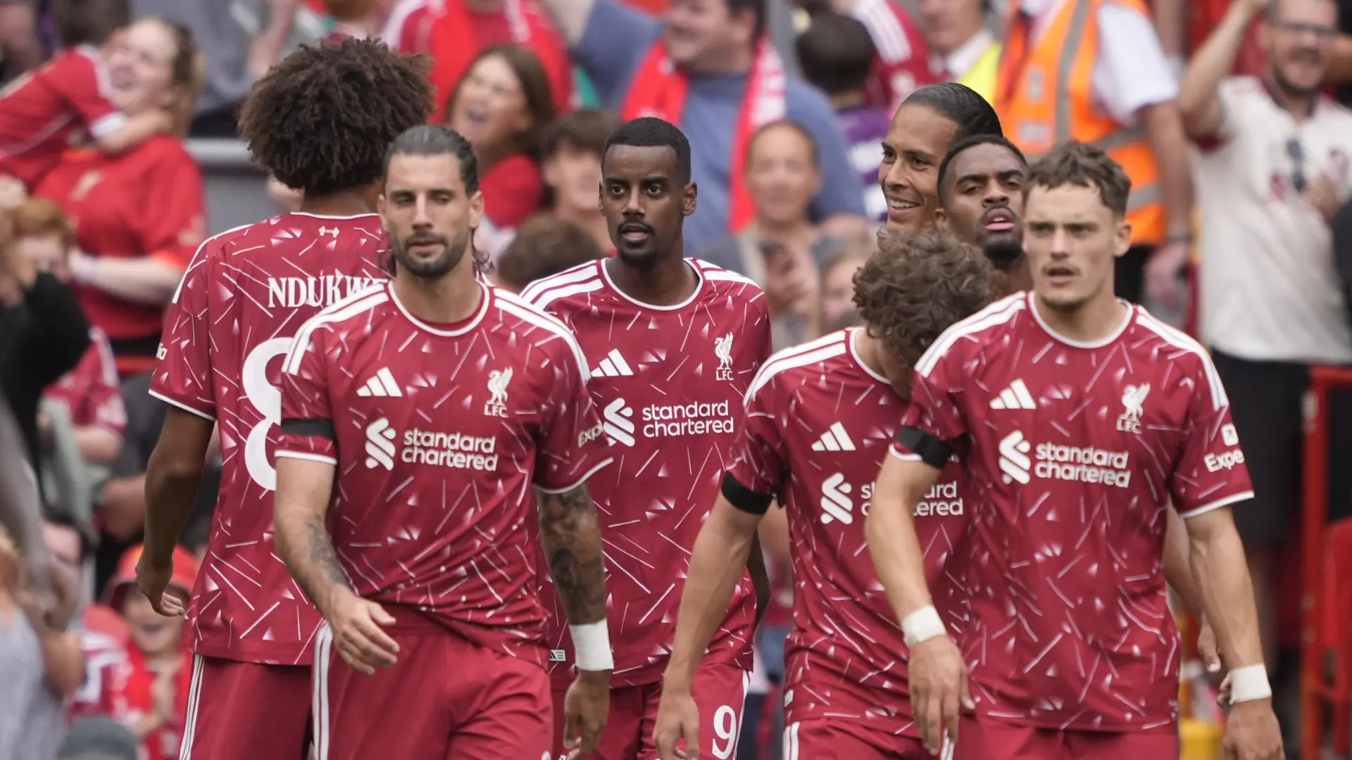 Bombazo a la vista en la Premier League: tres de las personas más ricas del mundo, cerca de comprar casi un tercio del Liverpool