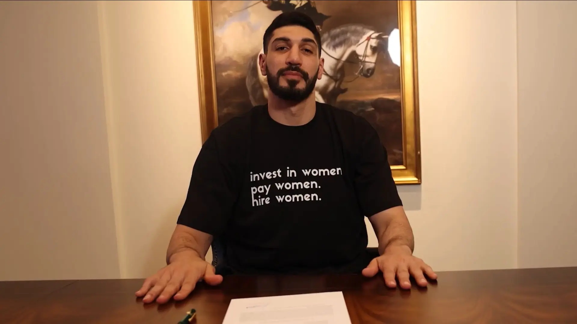 Más leña al fuego del polémico debate sobre las deportistas trans en la WNBA: Enes Kanter Freedom hace oficial su candidatura al Draft