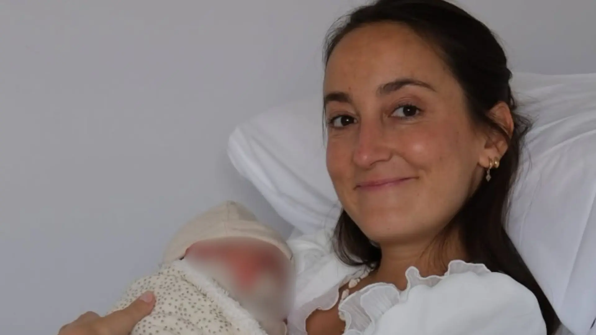 Lucía Pombo, madre de una niña, se distancia de la maternidad idílica: «Aunque te lo cuenten, no te vale para nada»