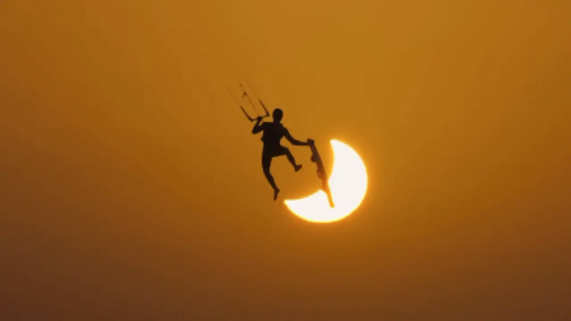 El kitesurfista que 'desafió' al eclipse y logró una imagen para el recuerdo: «Sobran las palabras… ¿Cómo lo hiciste?»