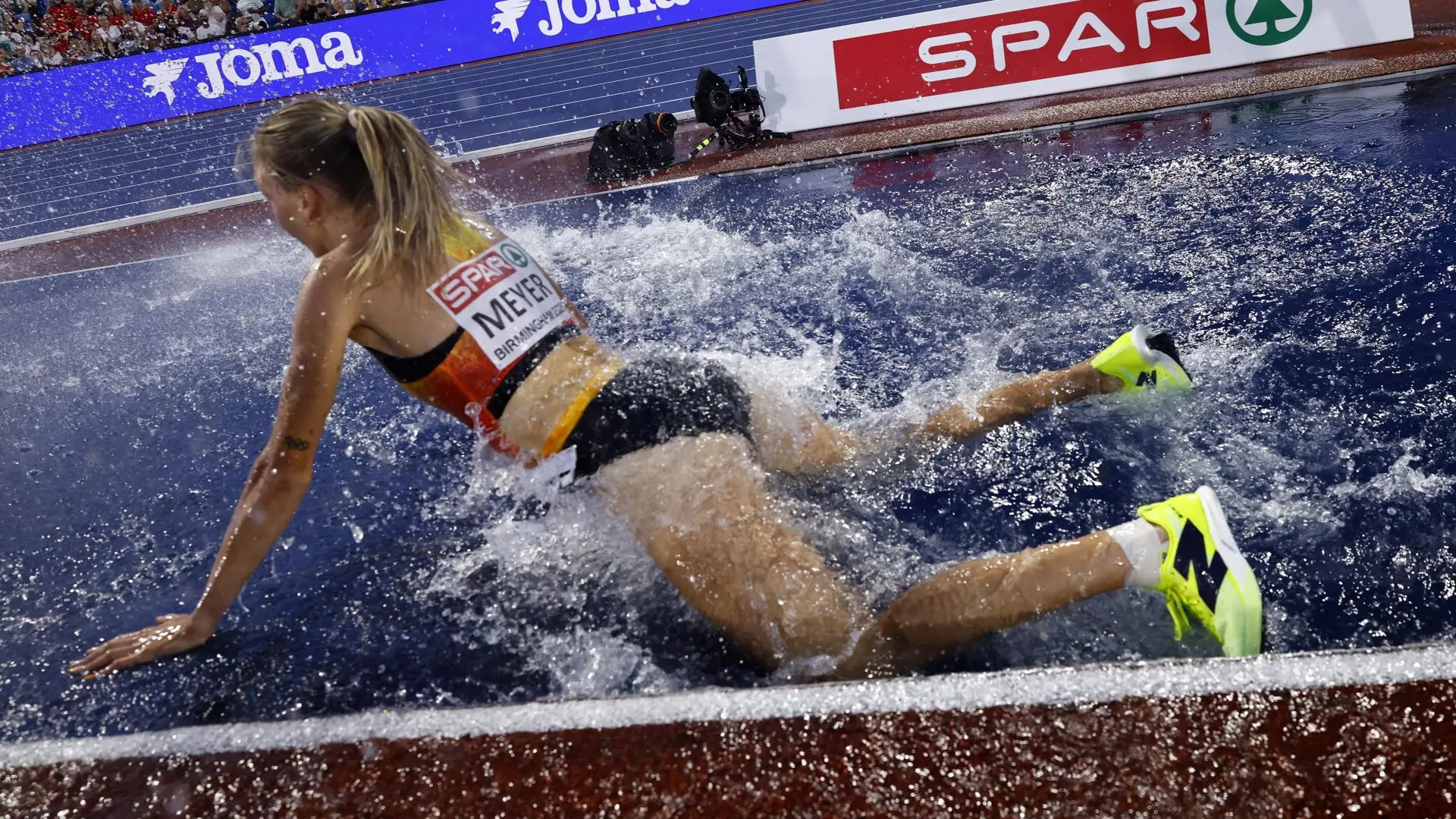 Una atleta alemana carga contra su compatriota tras su caída en la ría de los 3.000 obstáculos del Europeo: «No hace nada»