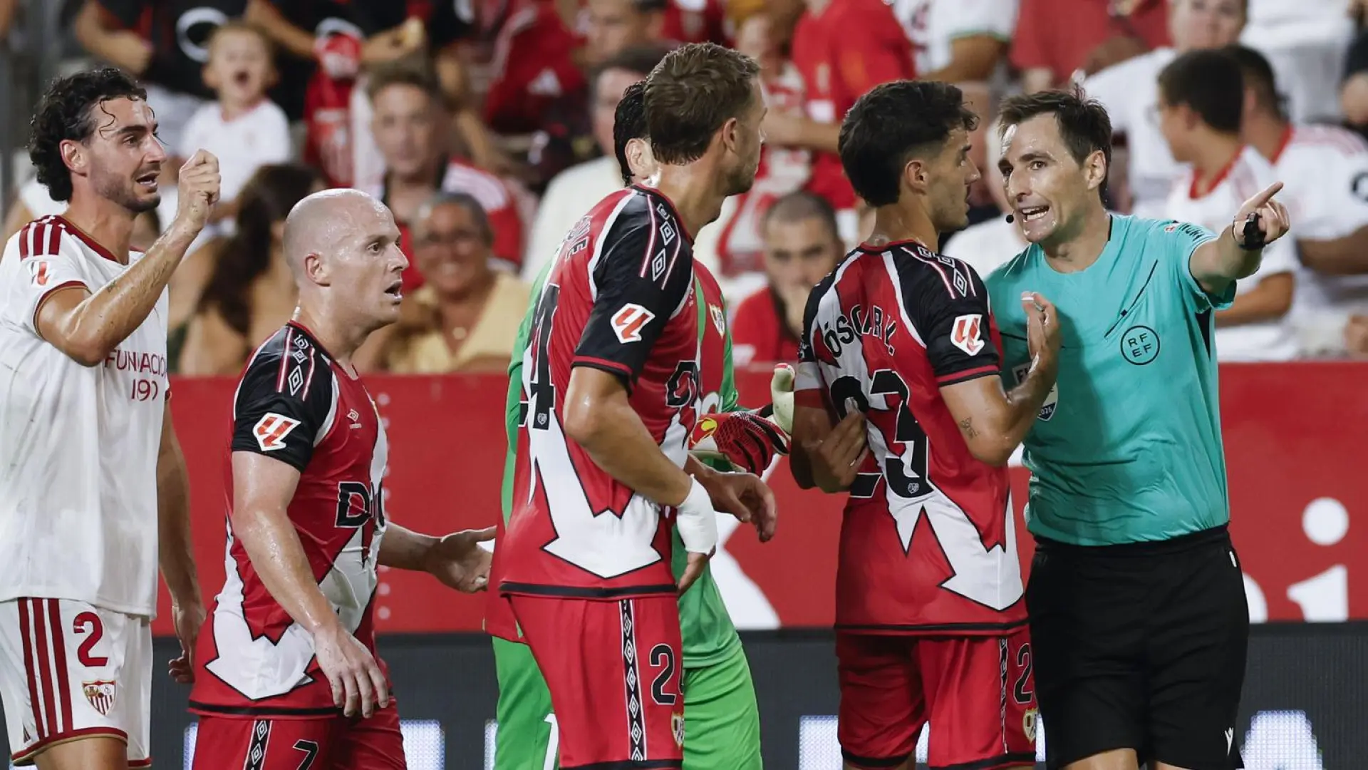 Indignación en el Rayo con el arbitraje ante el Sevilla: «Demasiado protagonismo para el que no tiene que tenerlo»