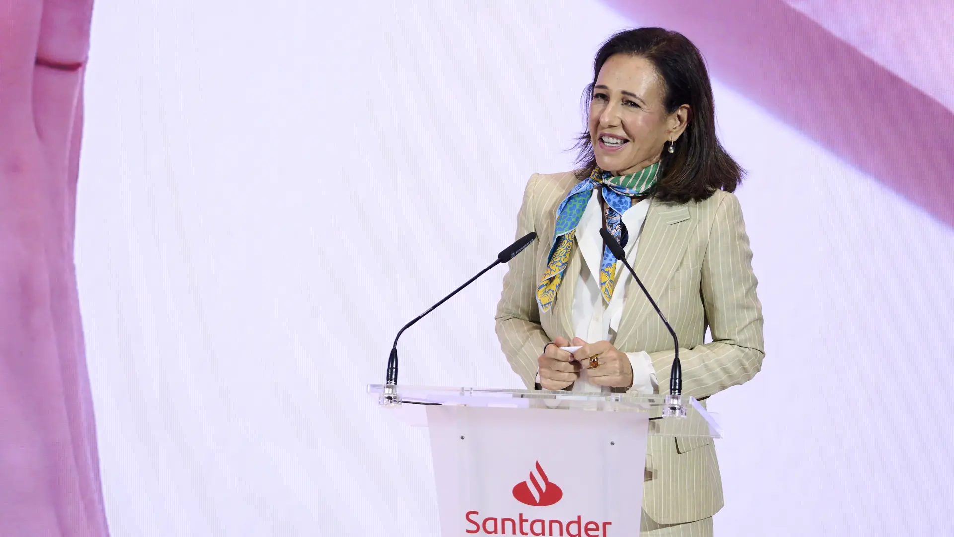 Botín esquiva las críticas de Trump a España y ultima la integración de Webster Bank al Santander
