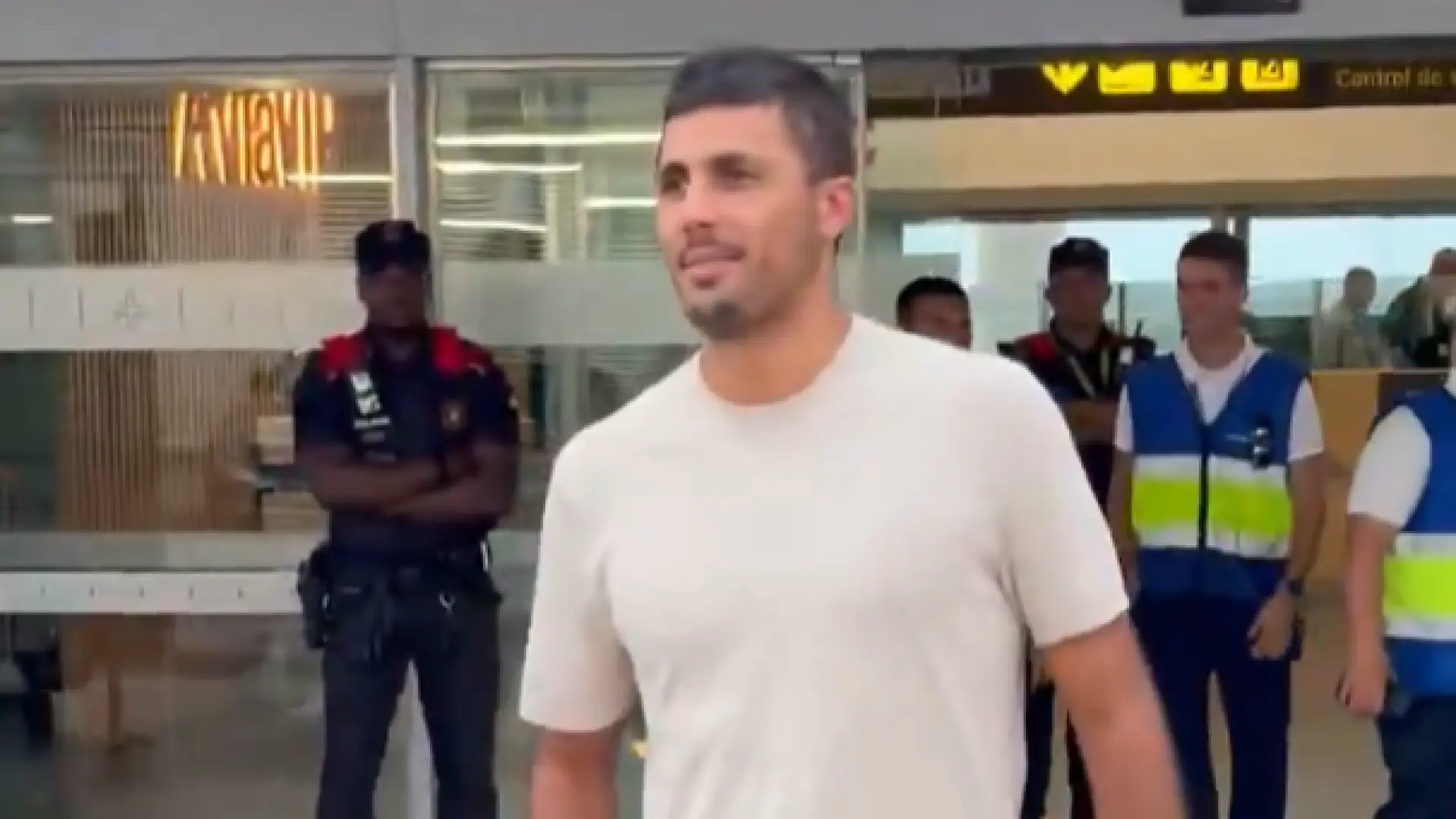 Rodri aterriza en España para fichar por el FC Barcelona: «A por la Champions y a por todo»