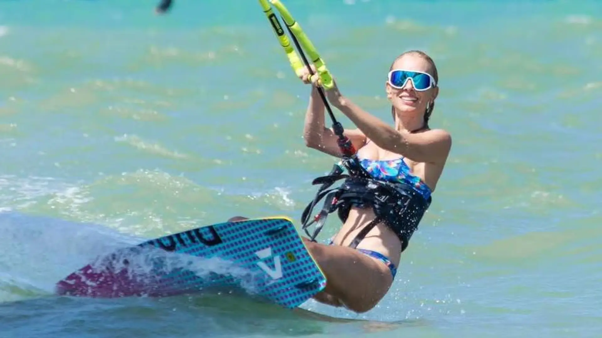 Kira Miró cambia el descanso por adrenalina en sus vacaciones en Tarifa y disfruta de su gran pasión: el kitesurf