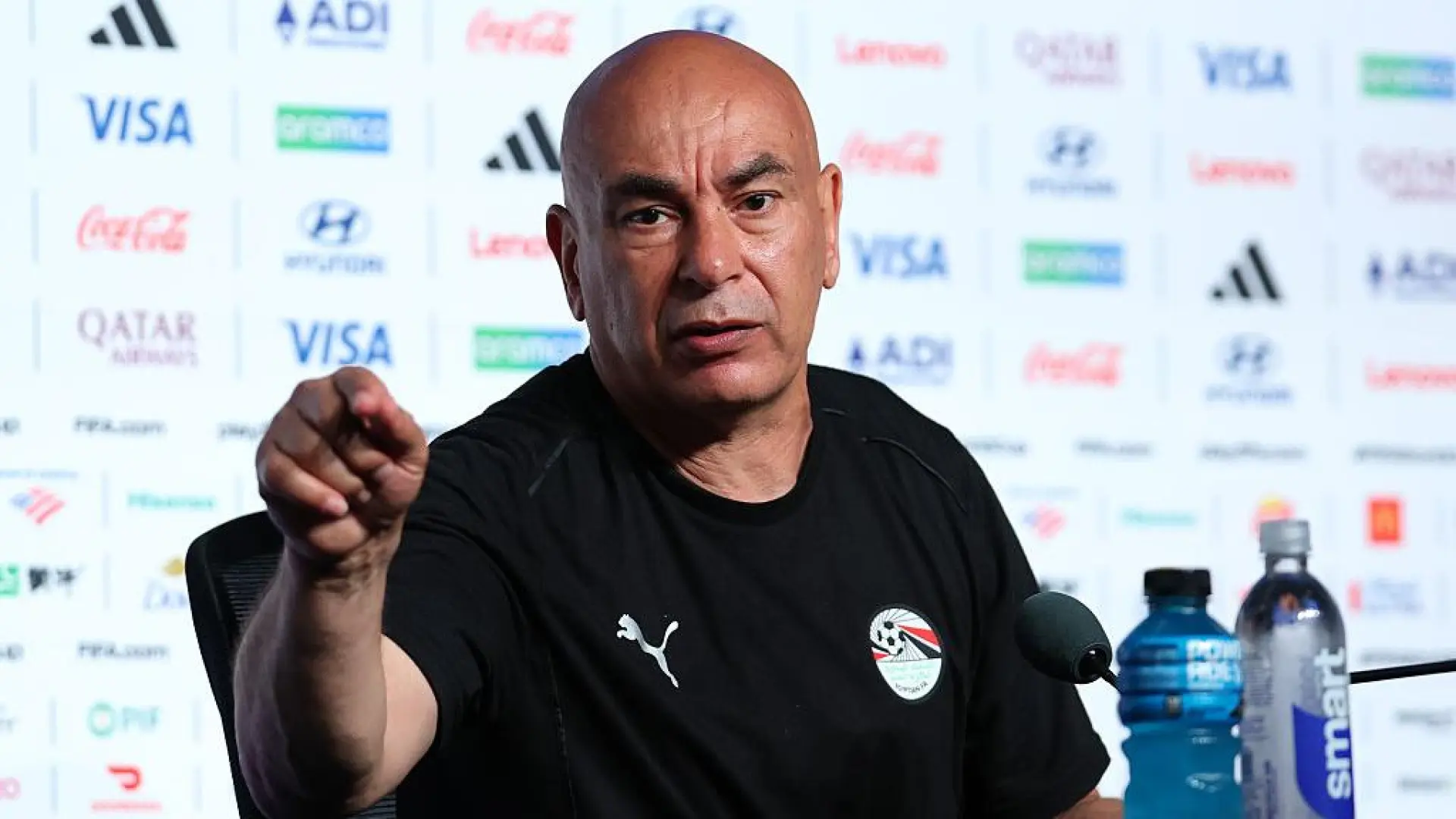 Hossam Hassan, seleccionador de Egipto, acaba en el hospital tras desmayarse durante una fuerte pelea entre sus dos esposas