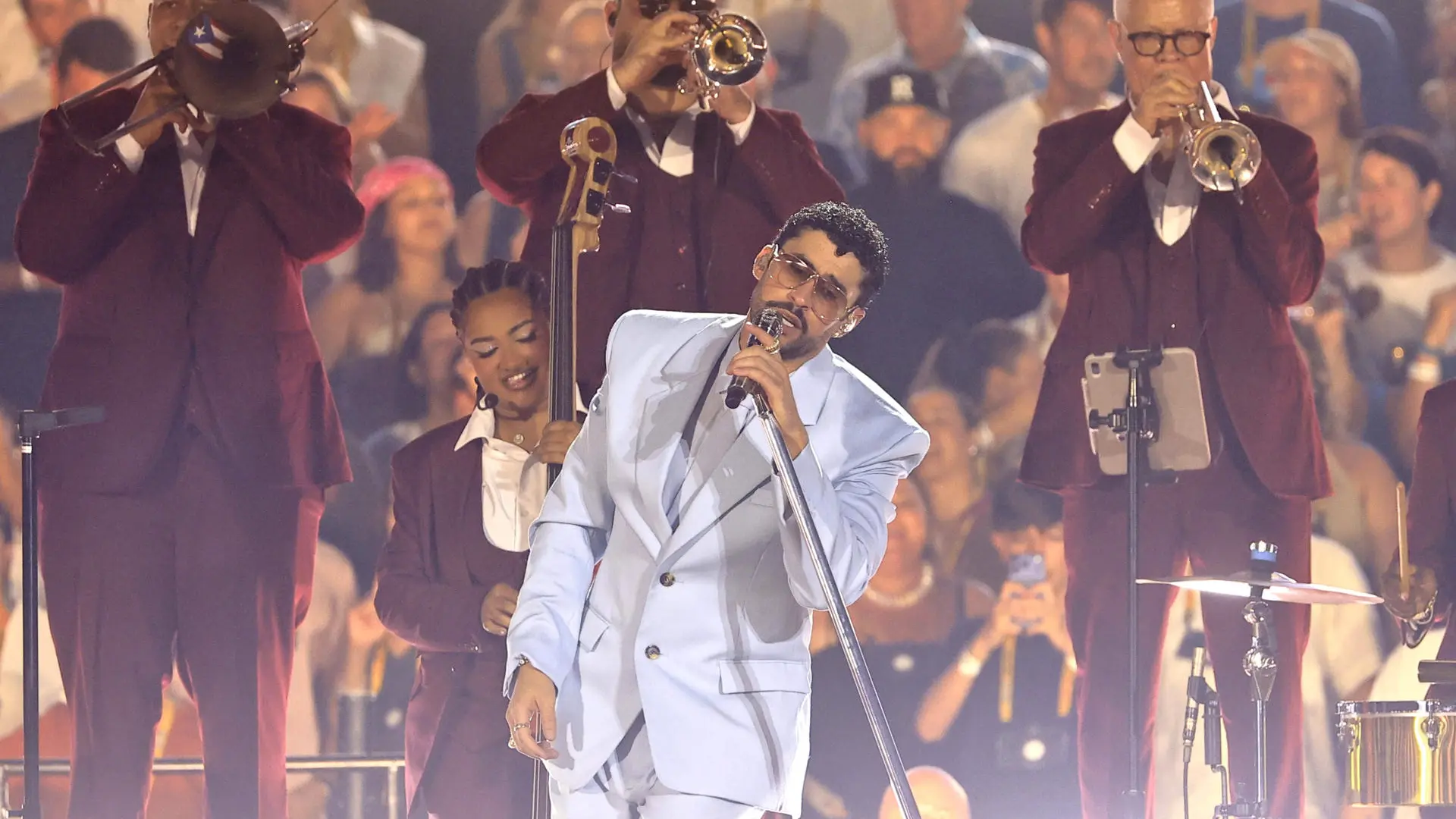 Bad Bunny regresa «a casa» para cerrar su gira y «traer esperanza y fuerza» a Puerto Rico