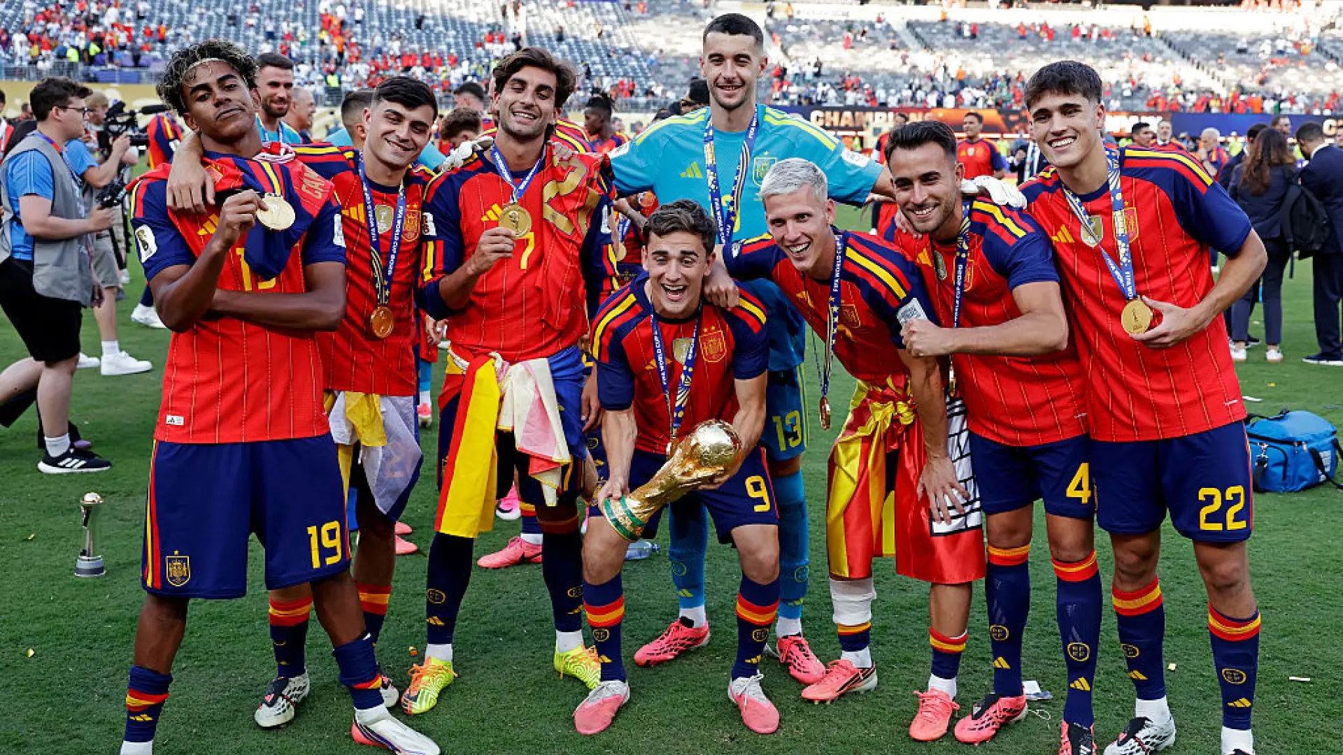 Peligra el homenaje a los campeones del mundo en el Camp Nou: el Barça medita su suspensión por la actuación policial en Elche