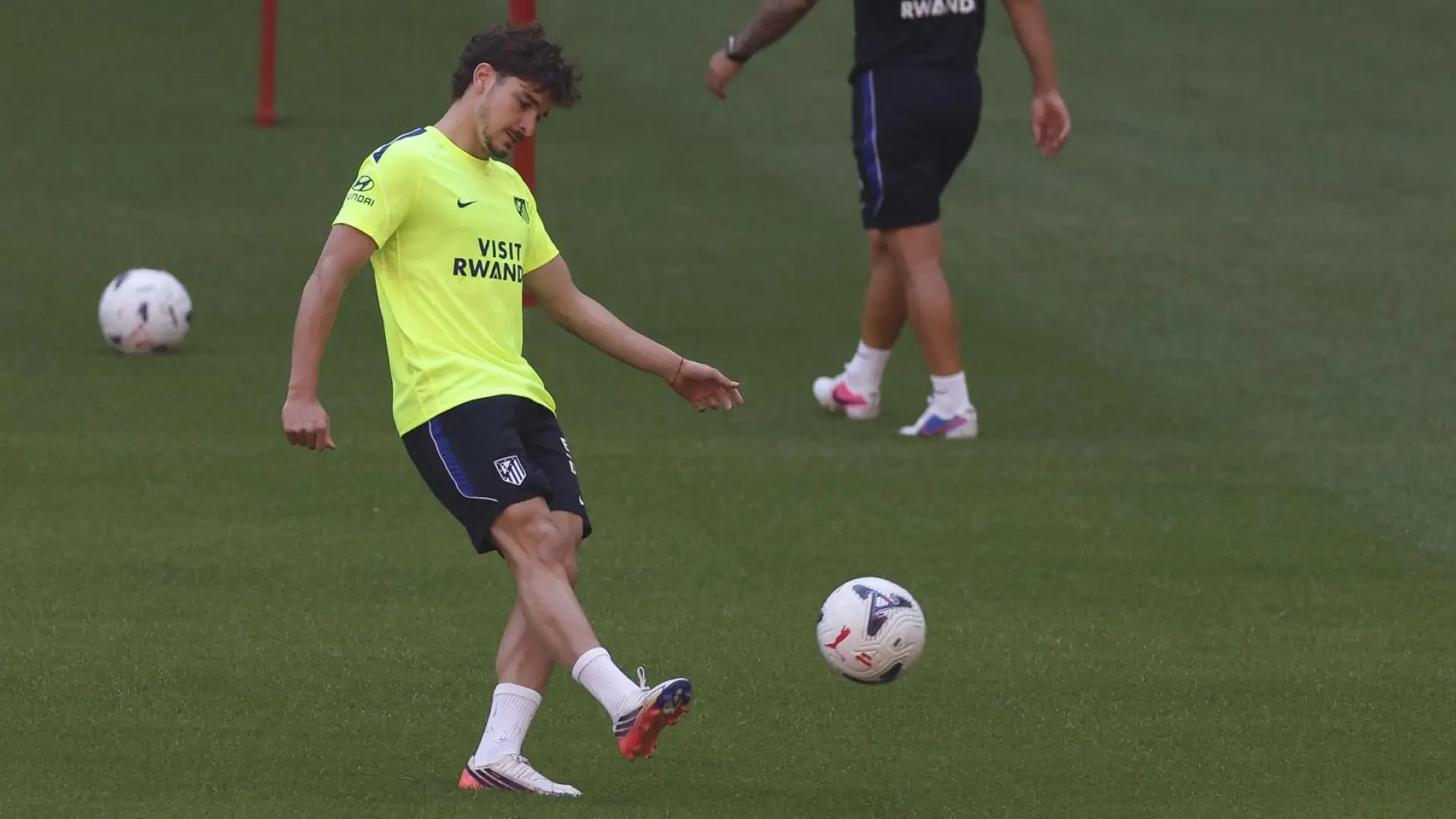 Julián Álvarez, baja en el entrenamiento del Atlético de Madrid «por una indisposición»