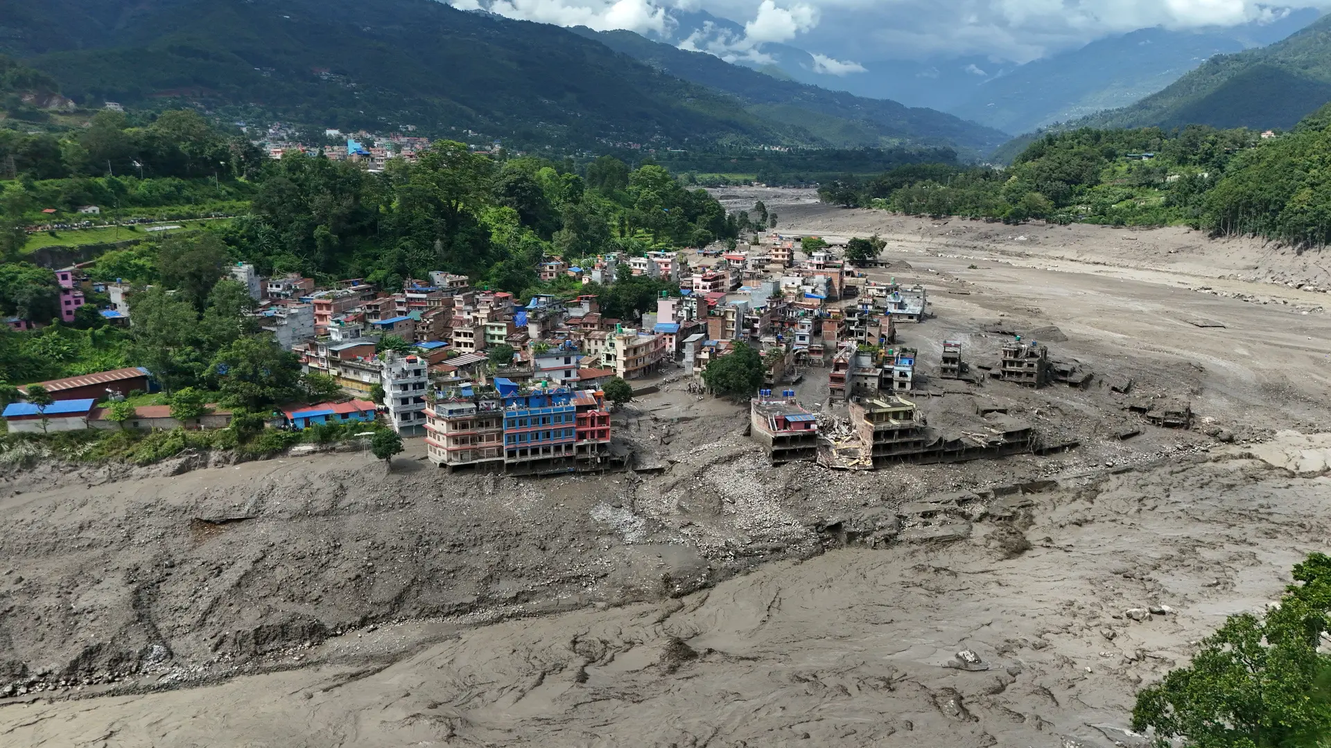 Al menos 16 muertos y 400 desaparecidos en Nepal tras una riada en la frontera con China