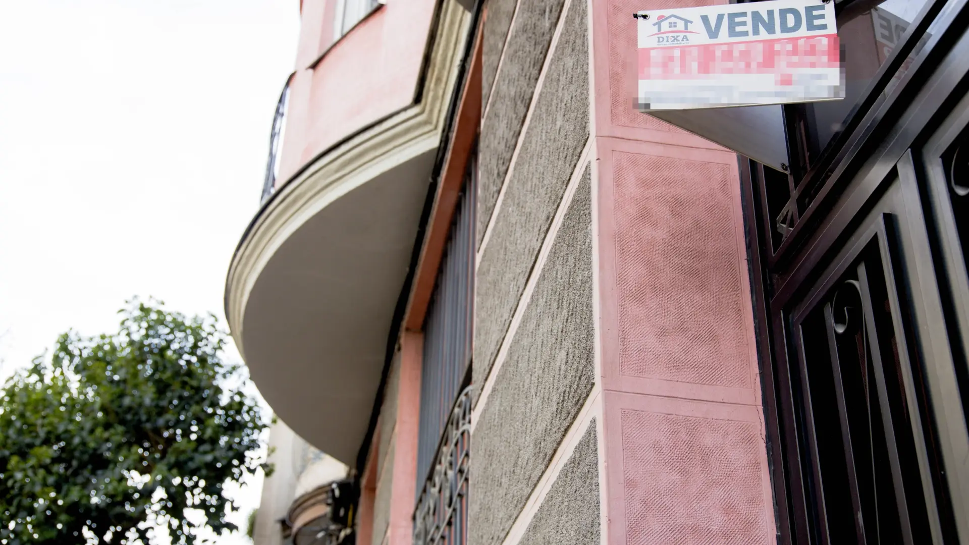 La banca levanta el pie del acelerador y reduce las hipotecas que cubren más del 80% del precio de la vivienda