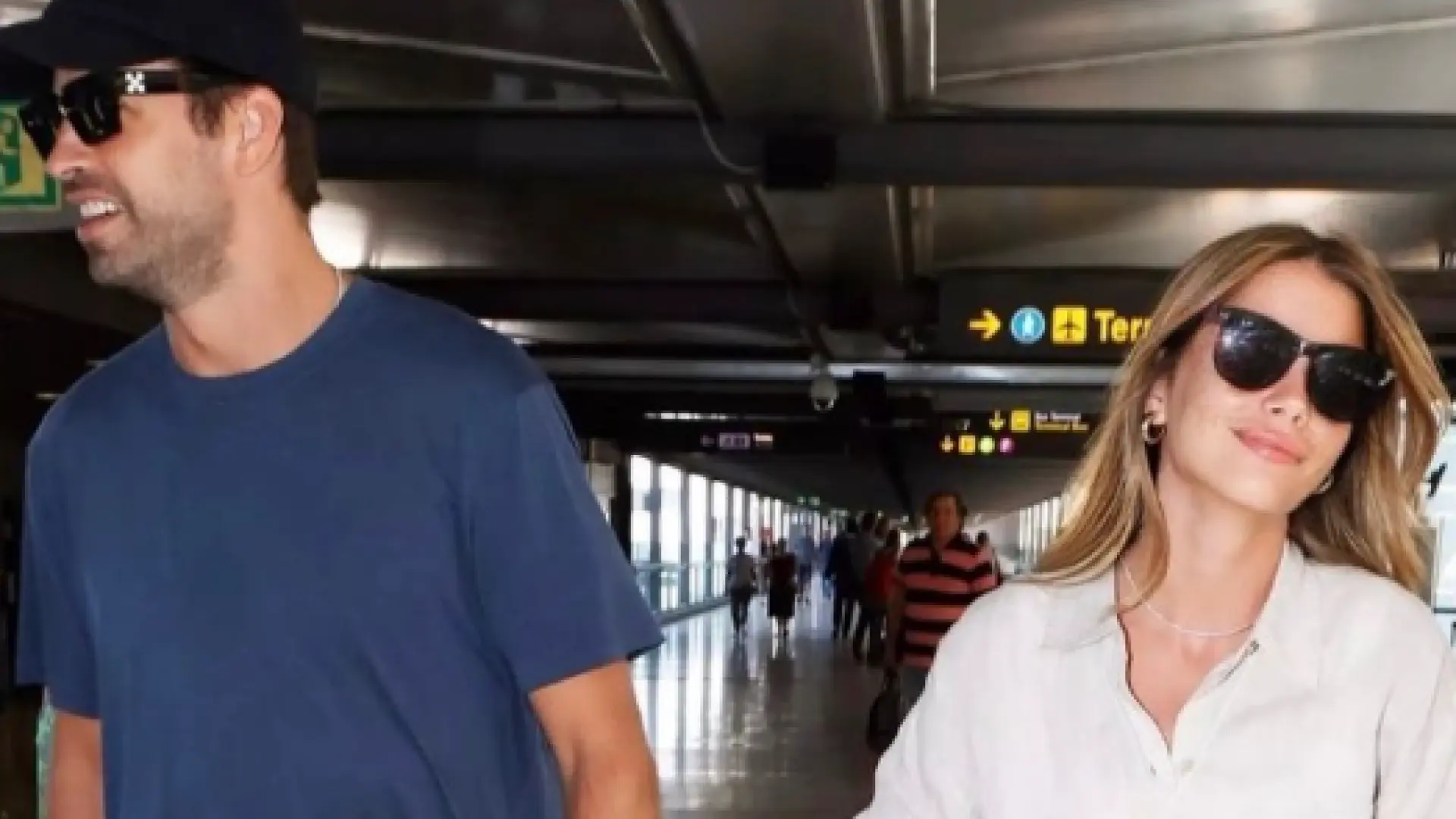 Gerard Piqué despide a su abuela Lina, arropado por su novia, Clara Chía