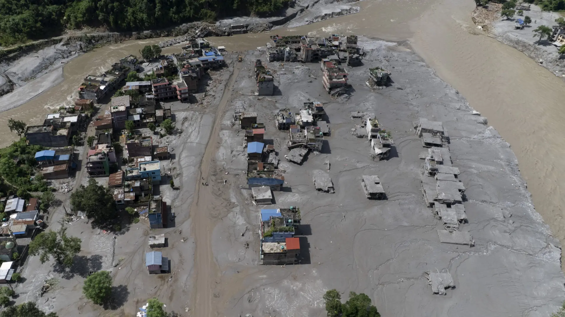 Nepal eleva a dos los españoles localizados tras la violenta riada que ya deja 633 muertos