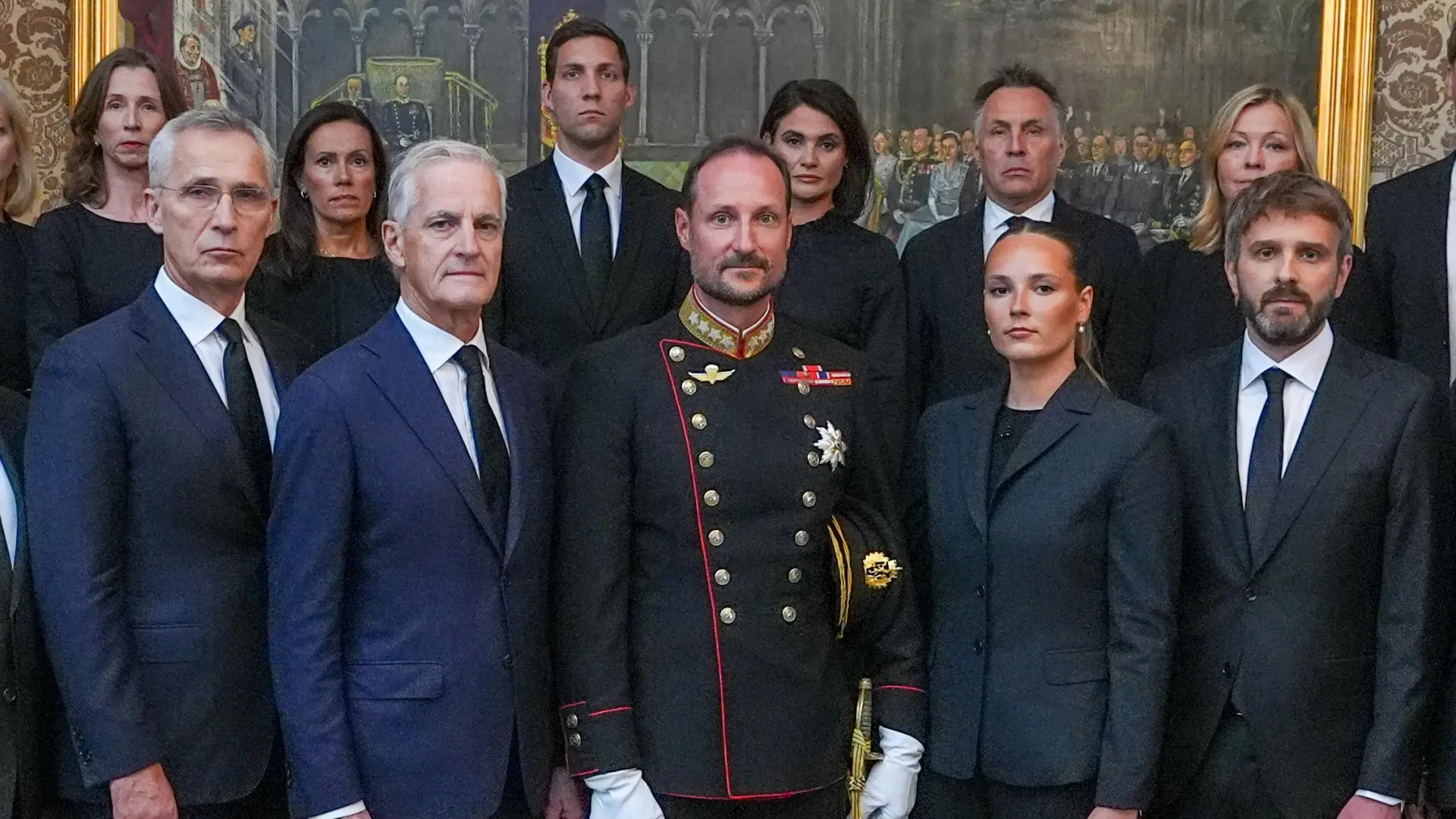 Haakon VIII asume el trono y mantiene el lema «Todo por Noruega» tras la muerte de Harald V