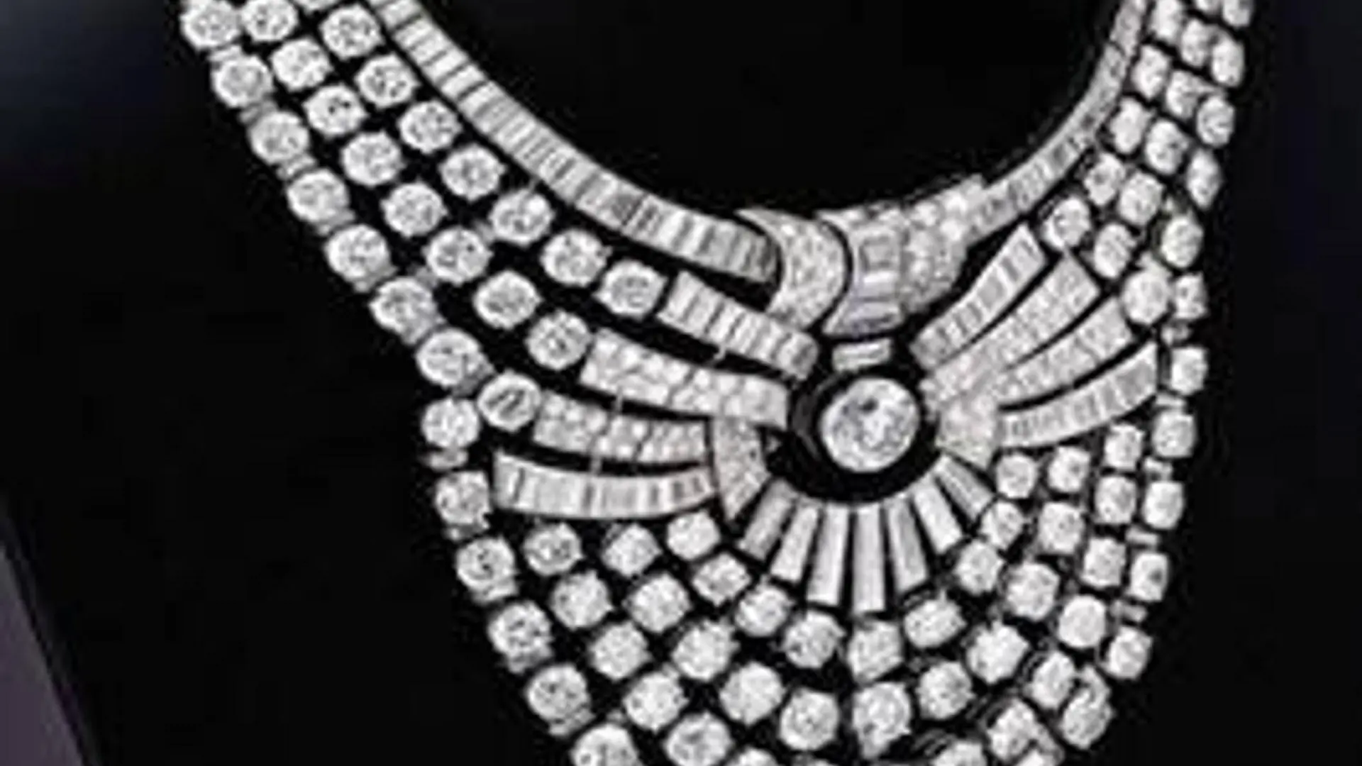 Austria busca a dos hombres que robaron un collar de 4 millones de dólares de un museo de Viena