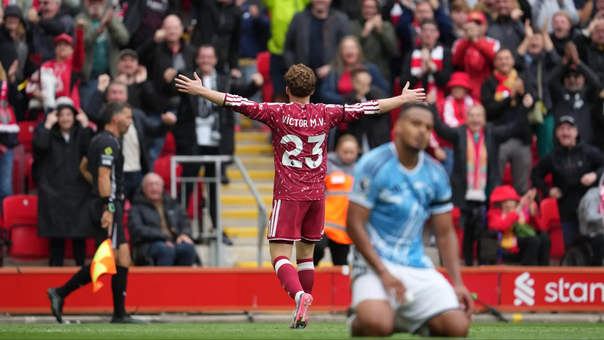 Víctor Muñoz vuelve a rescatar al Liverpool: el campeón del mundo se convierte en el nuevo ídolo de Anfield