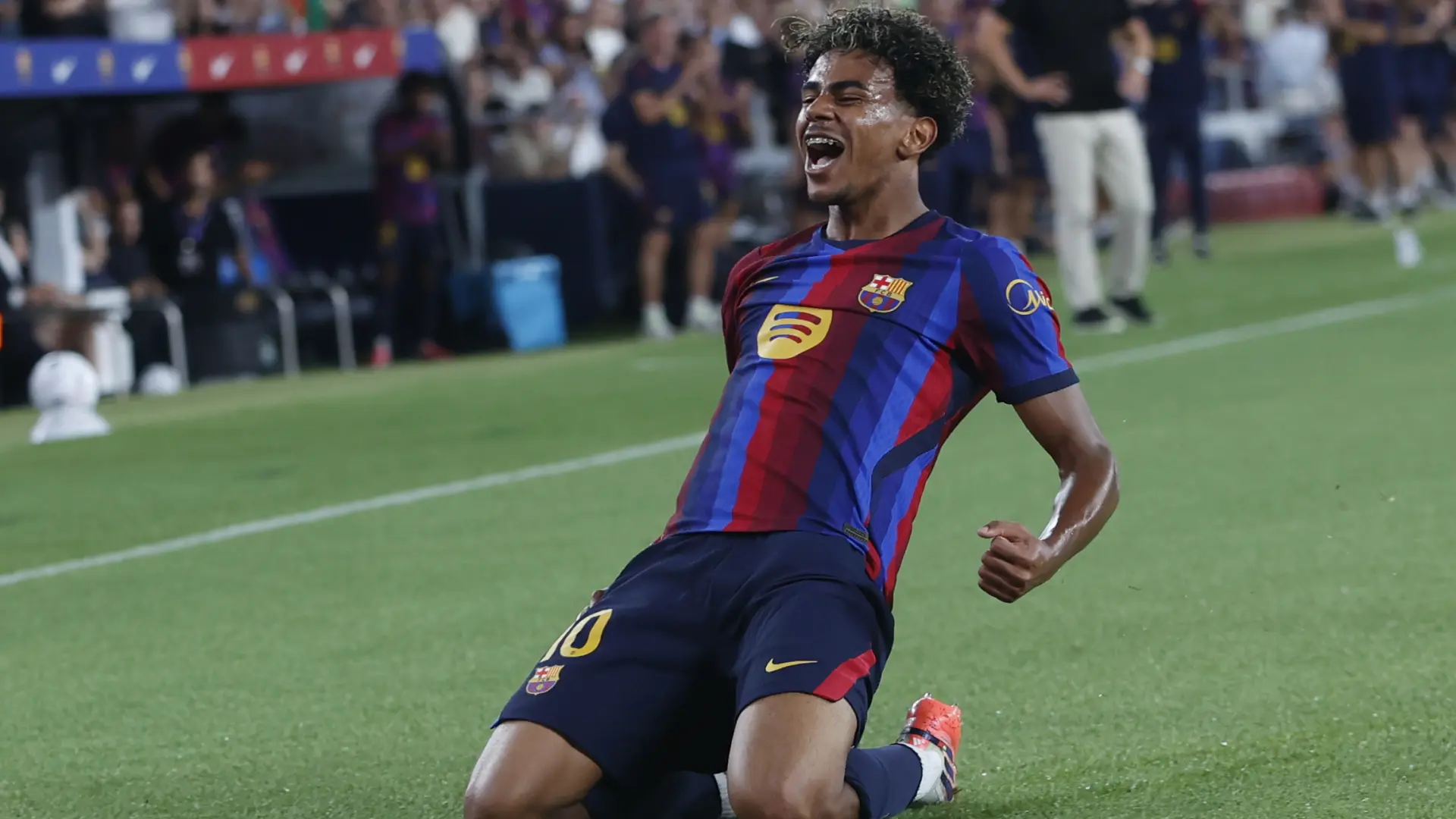 El Barça golea al Rayo Vallecano y supera al Real Madrid al frente de la tabla de LaLiga