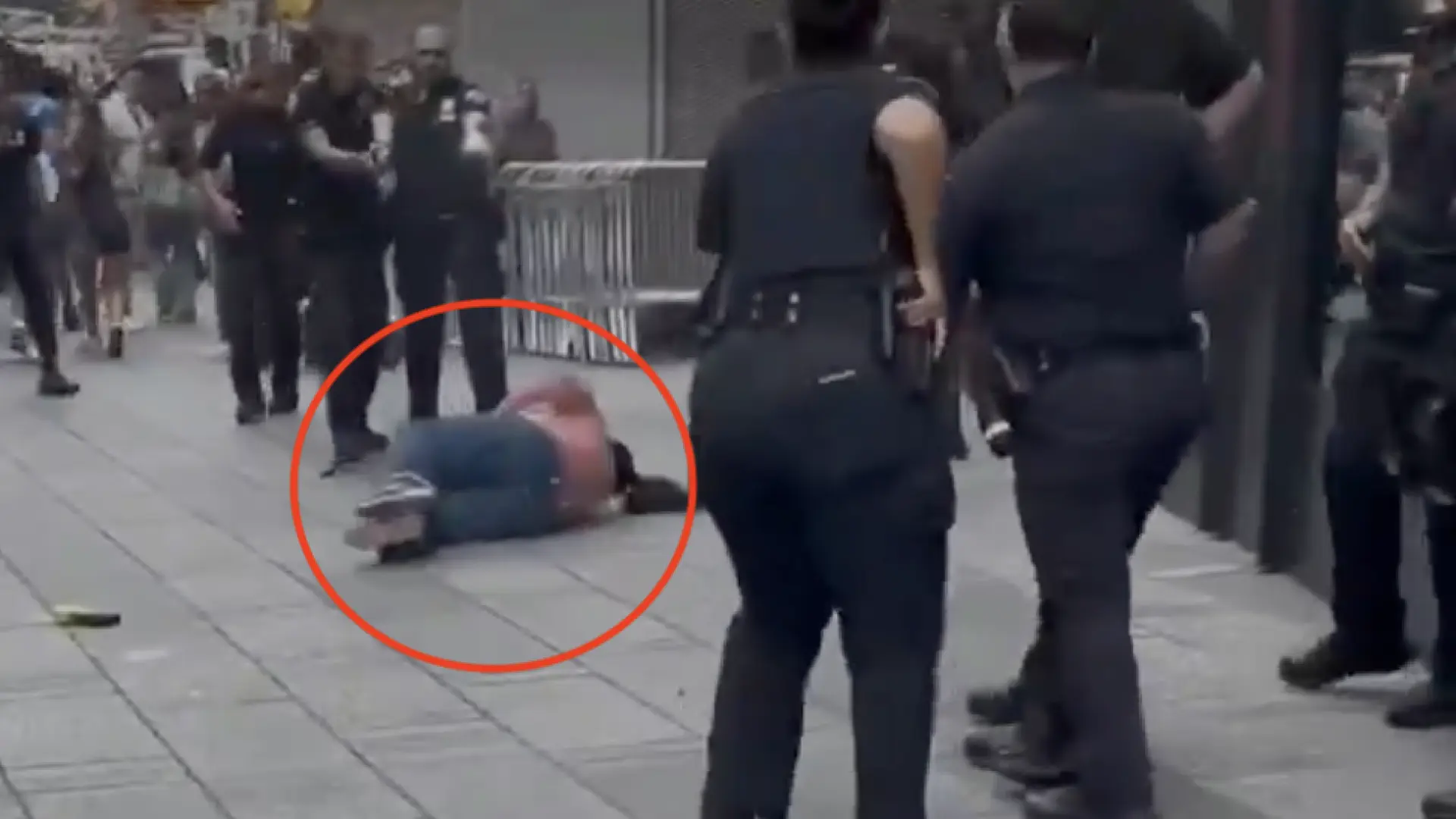 La policía neoyorquina dispara en Times Square a una mujer que apuñaló gravemente a dos personas