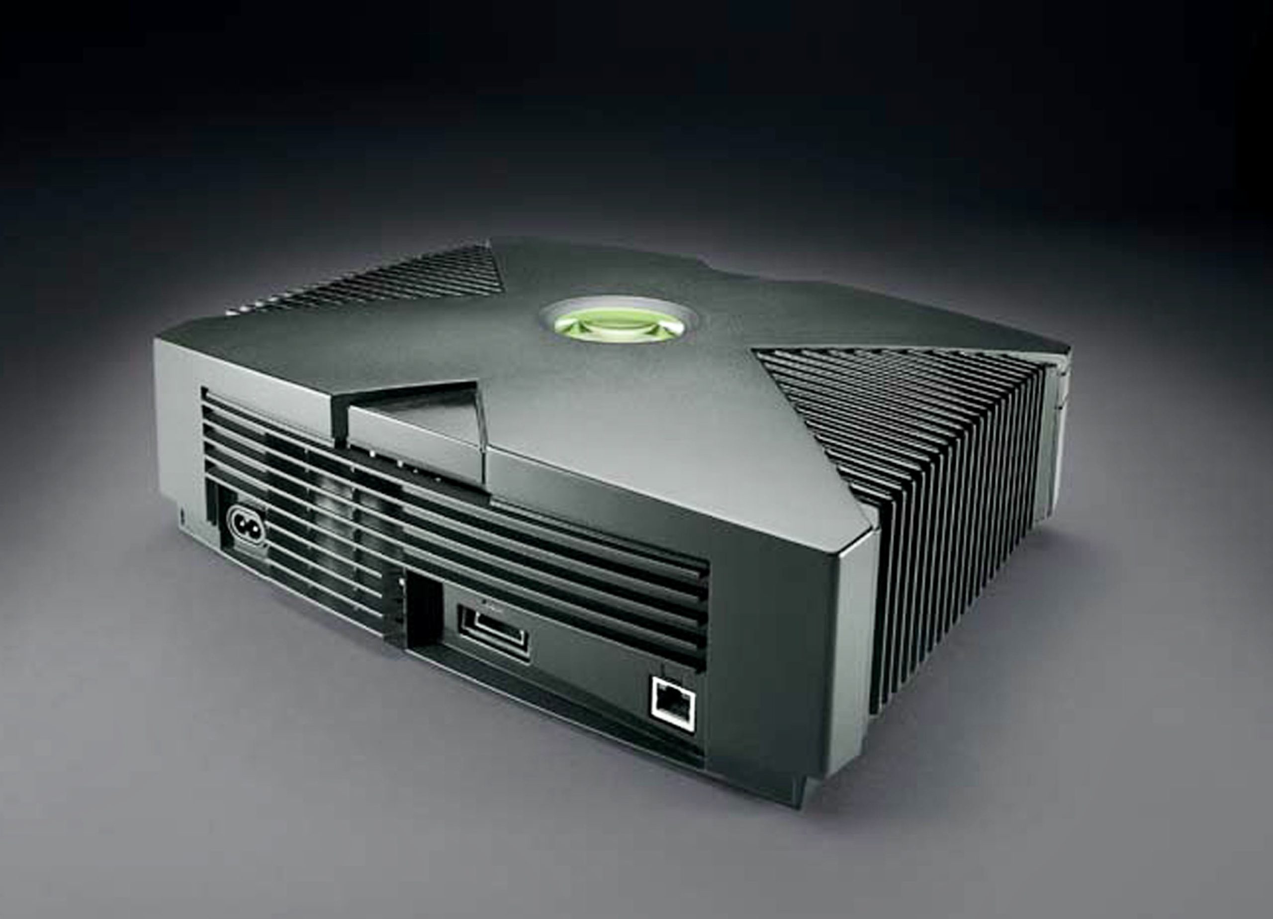 CDATA[
El 15 de noviembre, Xbox llegará a un cuarto de siglo de existencia desde el lanzamiento de su consola original en 2001. Microsoft preparó una celebración con hardware conmemorativo, una gira mundial de eventos presenciales y beneficios digitales para su comunidad, mientras la marca atraviesa uno de los momentos más críticos de su historia comercial en mercados como México. En el país, entre mayo de 2025 y mayo de 2026, la consola de Xbox quedó por detrás de Sony y Nintendo en participación de mercado, según la consultora Circana. En el primer trimestre de 2026, la venta de consolas se desplomó 33% interanual y la compañía registró la pérdida de millones de suscriptores de Game Pass tras el alza de precios de finales de 2025. A la crisis comercial se sumó una reestructuración interna: en 2025, Xbox despidió a más de 9,000 empleados y cerró estudios como Tango Gameworks y Arkane Austin .
![