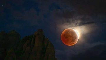 Una luna roja pone el broche a un eclipse que maravilla a medio mundo y cierra un verano de furor astronómico