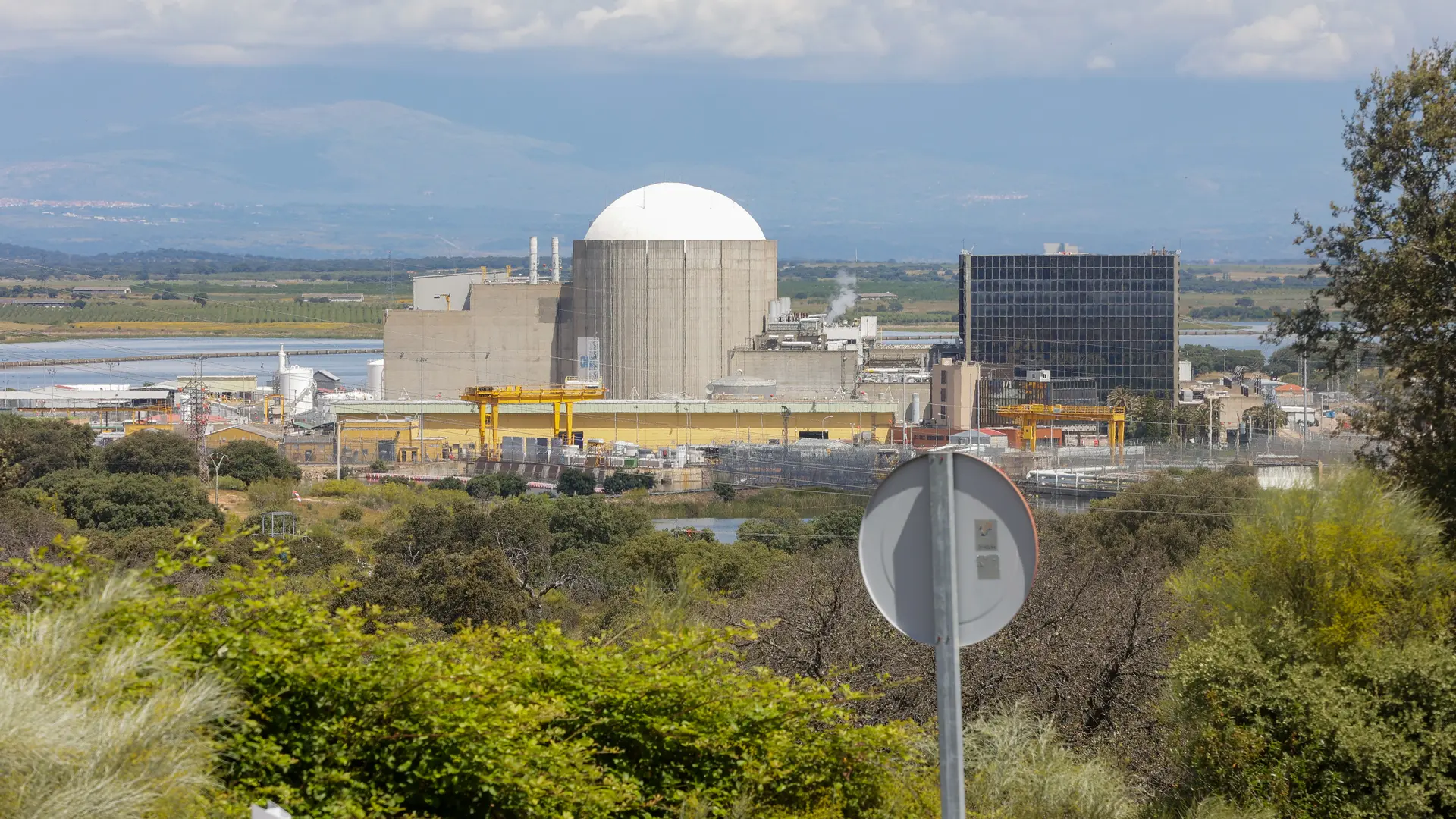 Los sindicatos exigen al Gobierno que garantice el empleo en Almaraz y la patronal le reclama que amplíe la vida del resto de centrales nucleares