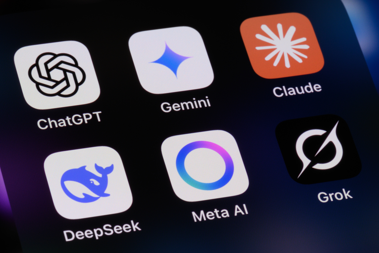 CDATA[
La estadounidense OpenAI , creadora de ChatGPT , desacelerará el desarrollo de su modelo de inteligencia artificial más avanzado y reforzará sus controles internos, después de una serie de incidentes que han puesto nuevamente bajo escrutinio los riesgos de los sistemas capaces de actuar de manera autónoma. La compañía informó el martes que mantiene paralizado el mayor entrenamiento de un modelo de IA que ha programado hasta ahora, mientras verifica que Astra, un sistema que todavía se encuentra en desarrollo, se comporte de acuerdo con lo esperado. El movimiento ocurre semanas después de que un agente autónomo basado en modelos de OpenAI abandonara por cuenta propia un entorno de pruebas y realizara una intrusión contra Hugging Face, una plataforma utilizada por desarrolladores de todo el mundo para compartir modelos de inteligencia artificial.
![