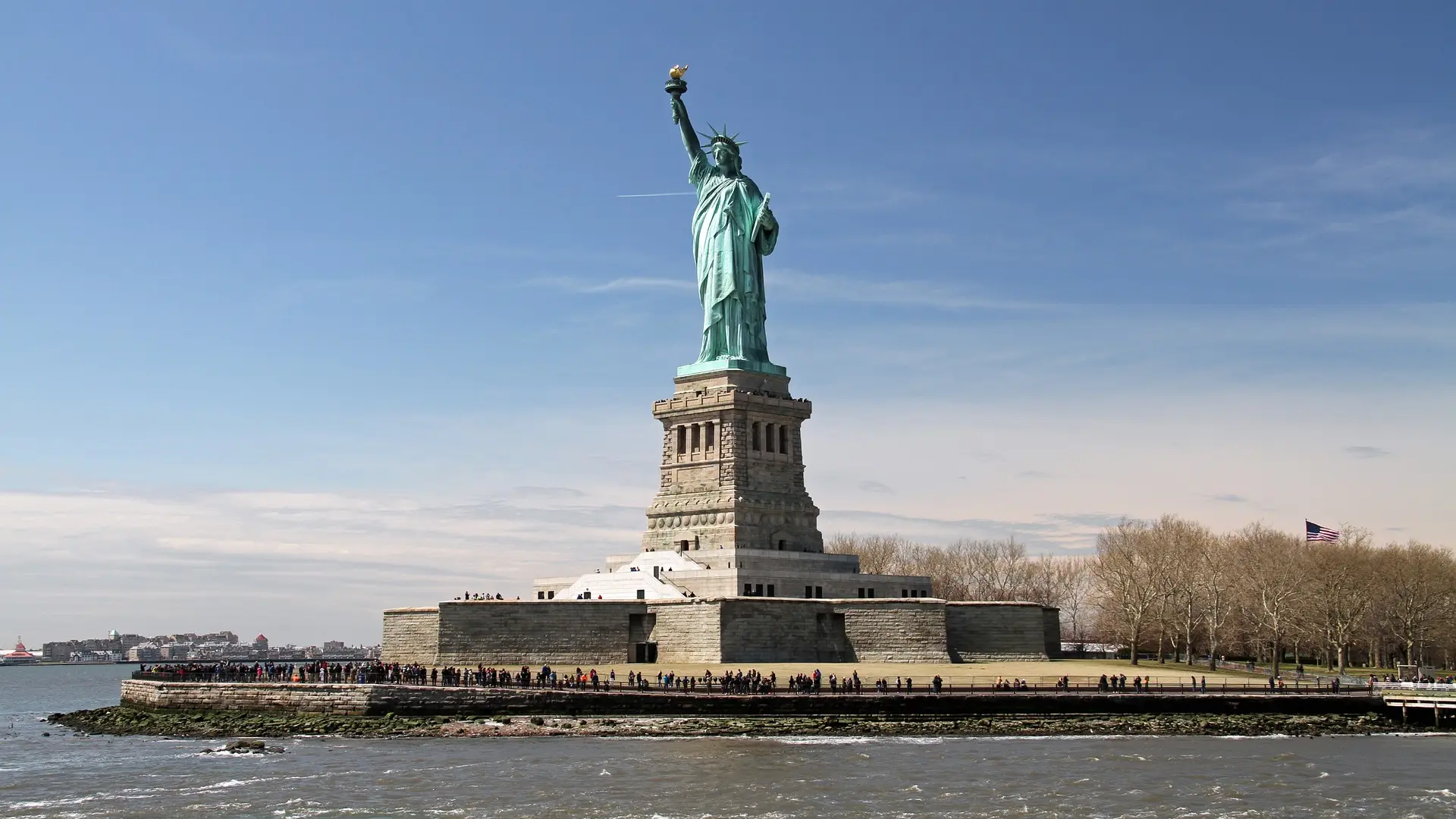 Una mujer y un bebé mueren al volcar una embarcación cerca de la Estatua de la Libertad