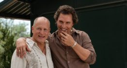 Hoy en Apple TV, la rocambolesca  historia (y con tintes reales) de Matthew McConaughey y Woody Harrelson como hermanos