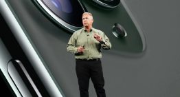 Adiós a Phil Schiller, el alma de las keynote de Apple que llegó a saltar al vacío en pleno directo