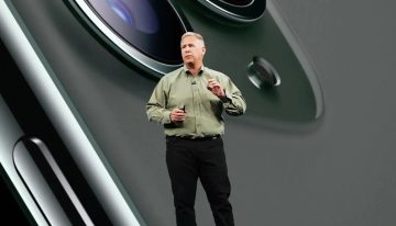 Adiós a Phil Schiller, el alma de las keynote de Apple que llegó a saltar al vacío en pleno directo