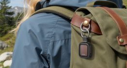 Cuesta casi la mitad que un AirTag y funciona con iPhone: así es el localizador que se recarga con el sol
