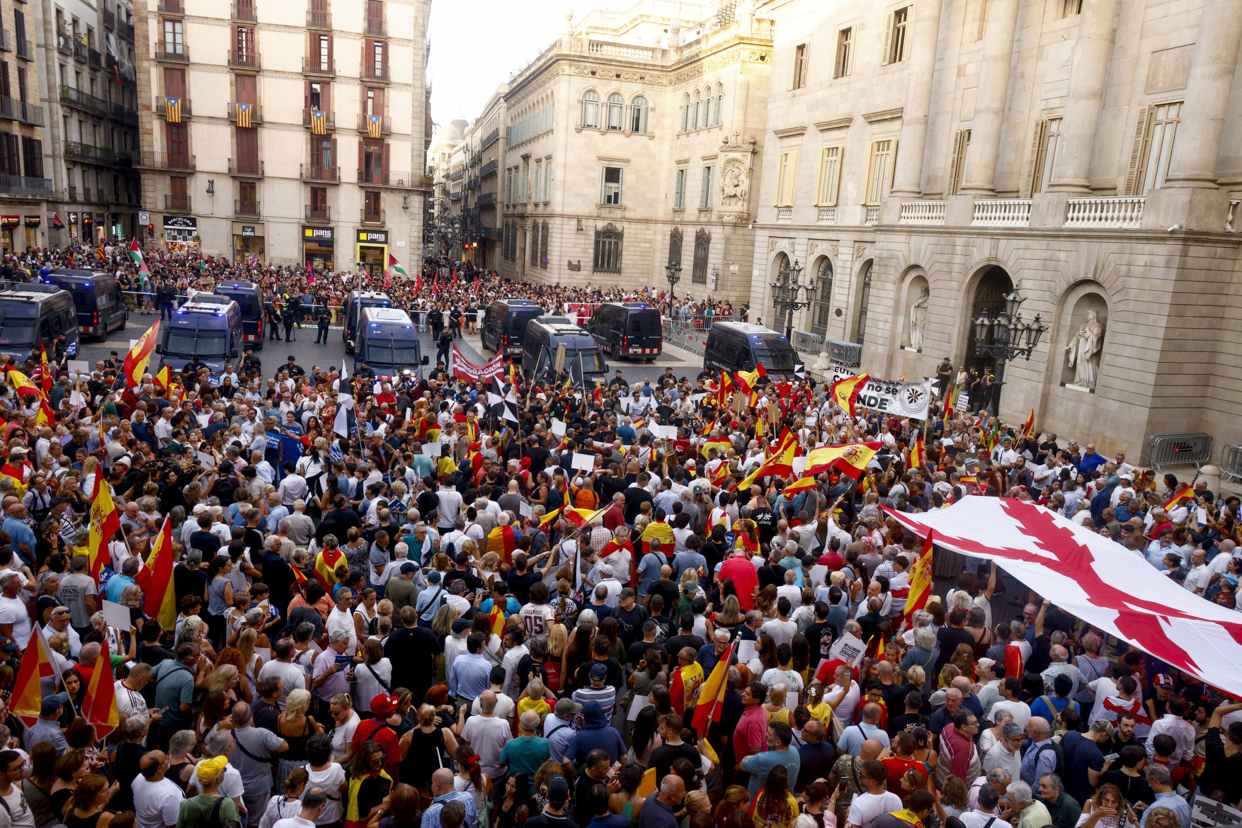 Manifestantes en la plaza de Sant Jaume de Barcelona, ayer