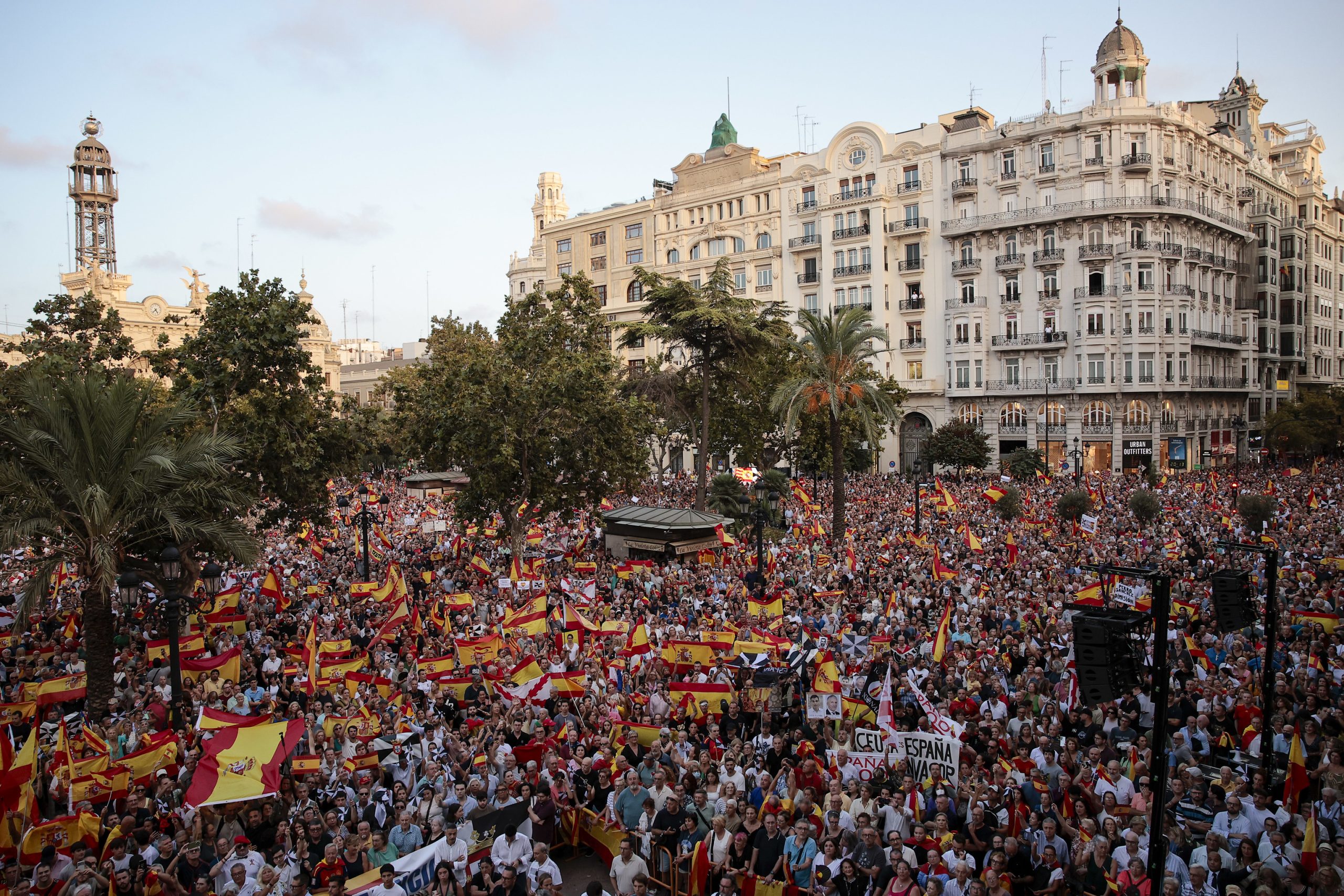Miles de personas frente al Ayuntamiento de Valencia, ayer