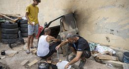 El 'oasis' de «libertad» de los chavales marroquíes en Ceuta: «Centros de menores, no; queremos libertad»
