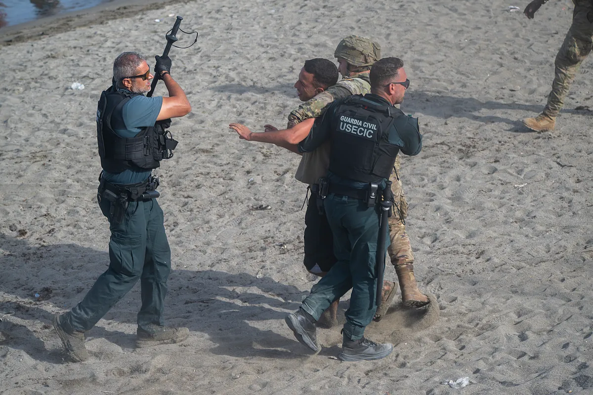 «Llevo 20 años como guardia civil en la frontera de El Tarajal, y lo peor es que nuestro trabajo no sirve para nada, es lamentable»