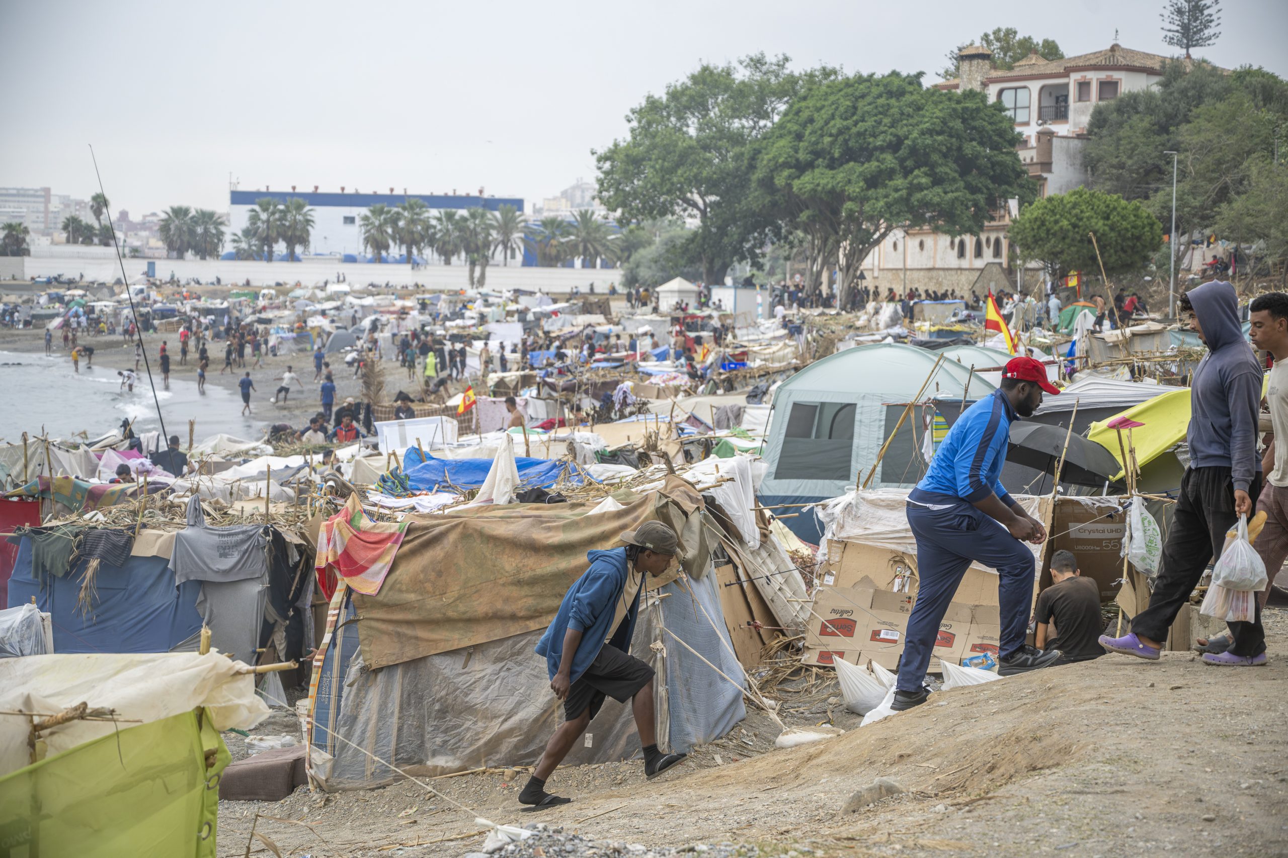 Unos 2.000 inmigrantes han ocupado la playa de El Trampolín, creando una barriada nueva
