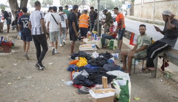 De la ropa de Adam al pan de Hamza, el zoco de subsistencia del Trampolín: «Sacan la ropa de los contenedores del centro»