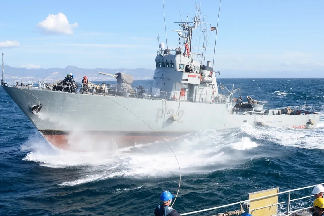 Un patrullero español vigila a un buque ruso que navegaba por el estrecho de Gibraltar