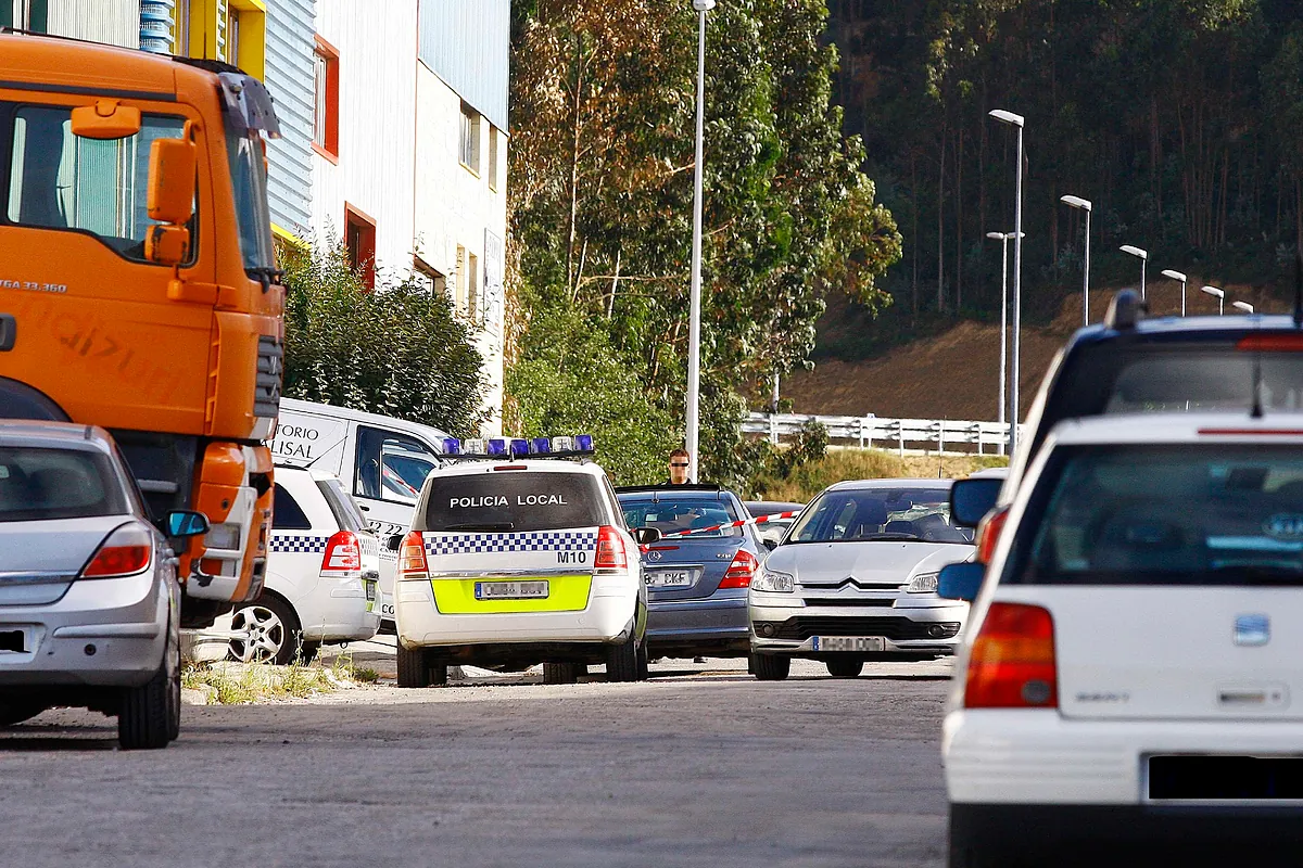 Un hombre con una motosierra en funcionamiento persigue a varias personas en Getxo