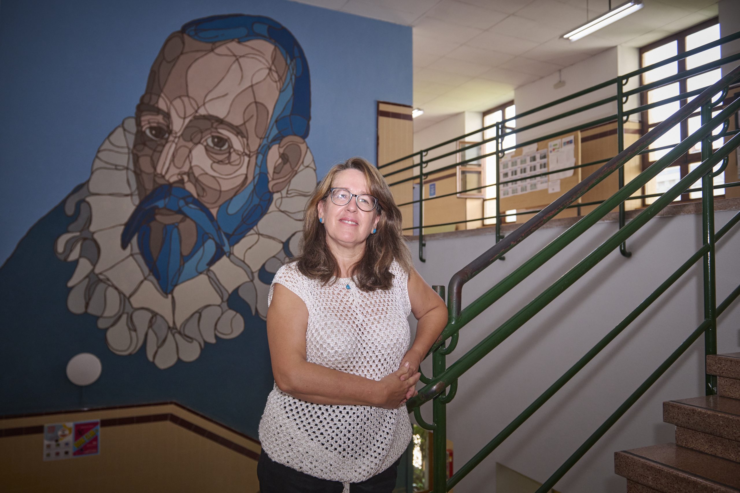La directora Encarnación Mainez, en la escalera del IES Cervantes de Madrid.