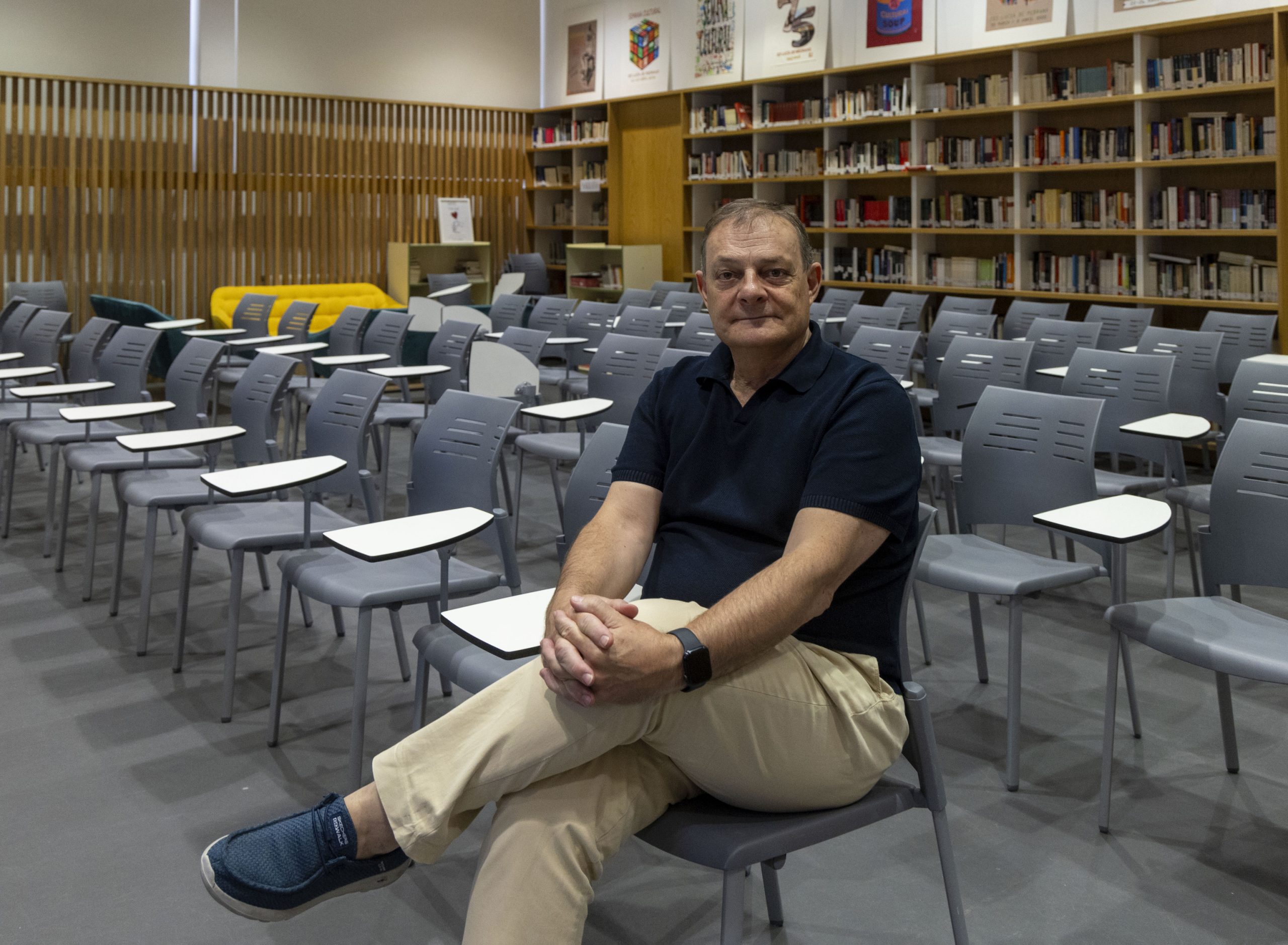 Ángel Torijano, en la biblioteca del IES Lucia de Medrano de Salamanca.