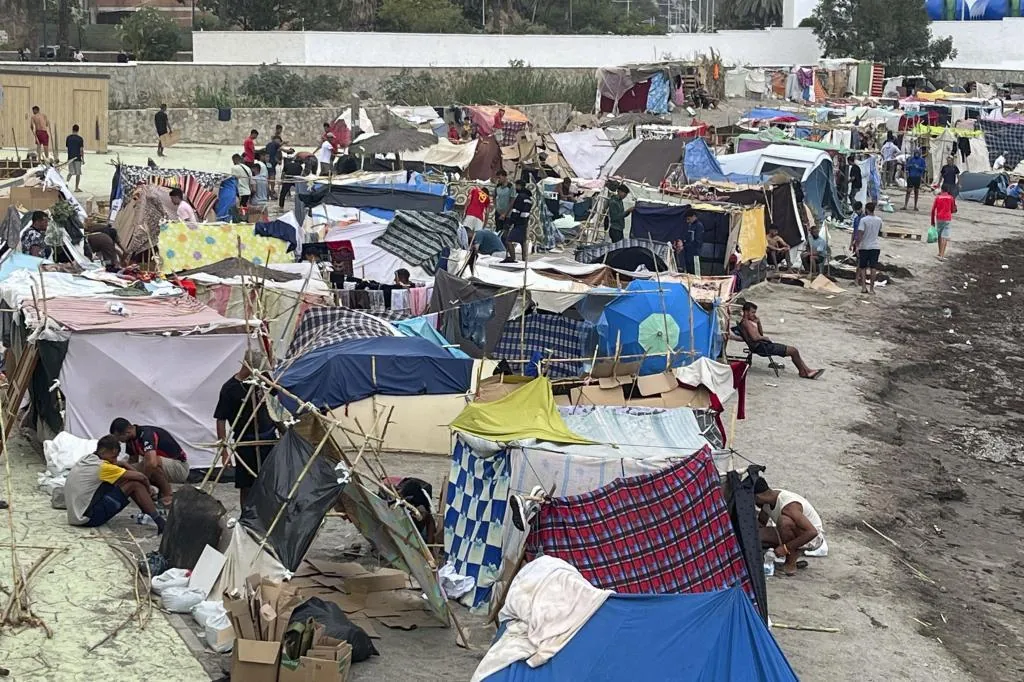 Los migrantes de Ceuta extienden el asentamiento de playa del Trampolín a la Benítez