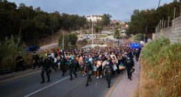 La policía traslada a cientos de migrantes de Ceuta a una nueva instalación acondicionada