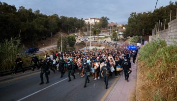La policía traslada a cientos de migrantes de Ceuta a una nueva instalación acondicionada