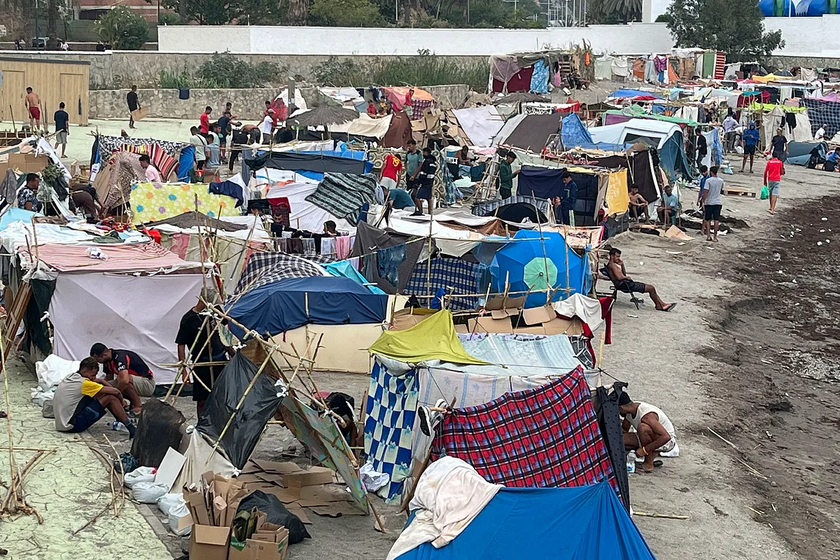 El Gobierno de Ceuta pide el «desalojo urgente» de migrantes junto a la planta desaladora