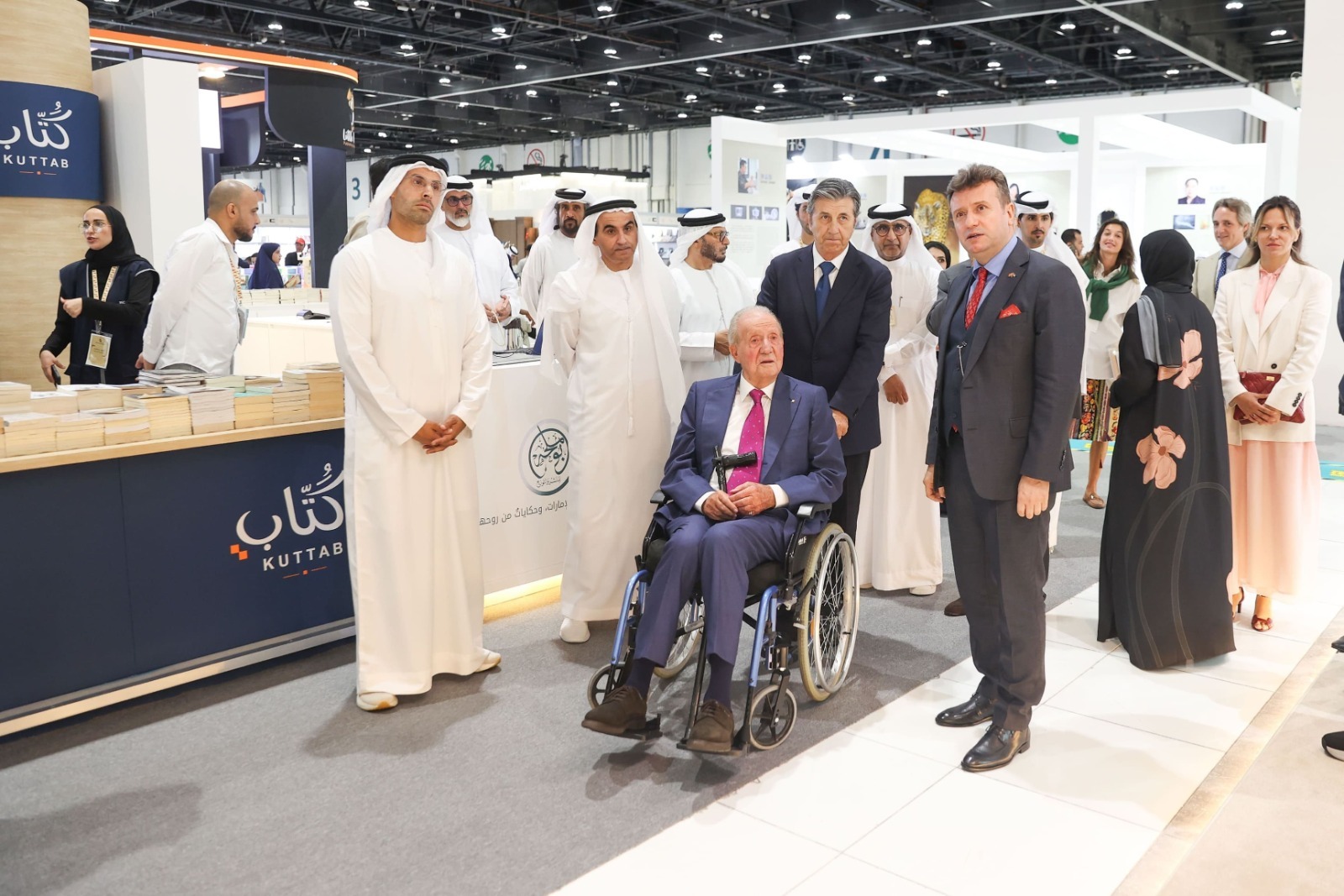 El Rey Juan Carlos I ha presentado este domingo en la Feria Internacional del Libro de Abu Dabi, donde reside, la traducción al árabe de sus memorias. EFE