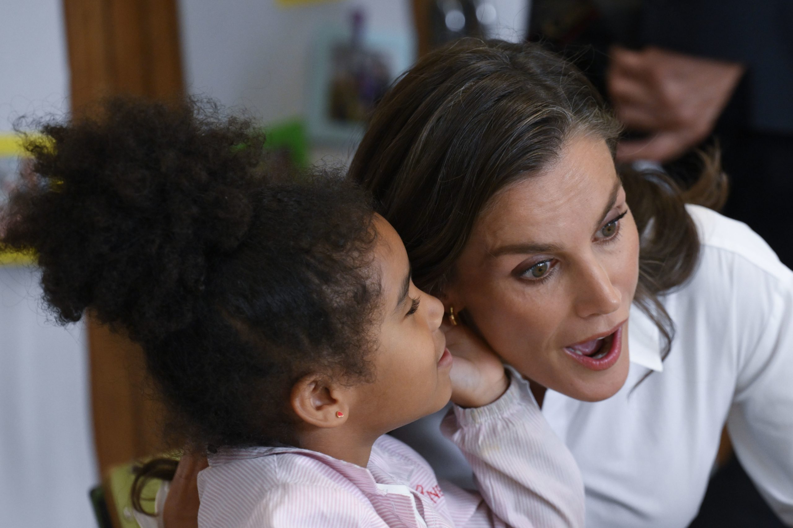 Doña Letizia, con una niña de 4 años