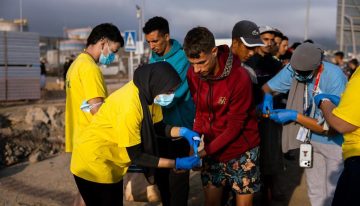 Fracaso en el intento de desalojo de las playas del Trampolín y Benítez, que siguen superpobladas: «Han salido de la nada»